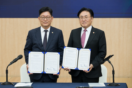 유상임(오른쪽)과기정통부 장관과 고광효 관세청장은 31일 서울 한국과학기술회관에서 과학기술을 활용해 관세행정 역량을 강화하기 위한 업무협약을 체결하고 기념촬영을 하고 있다. 과기정통부 제공